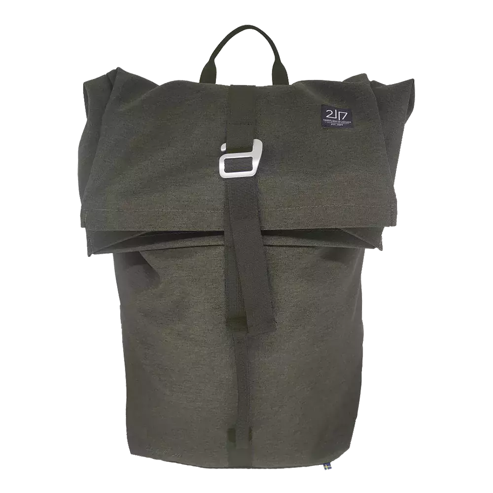 grå tekstil med et langt sort rem og en sølvfarvet spænde foran. Den har et smallt bærehåndtag øverst og et lille logo i hjørnet. Designet virker robust og minimalistisk, velegnet til hverdag eller pendlerture, med god rummelighed takket være foldet åbning og justerbar lukning. Materialet ser slidstærkt og vandafvisende ud.