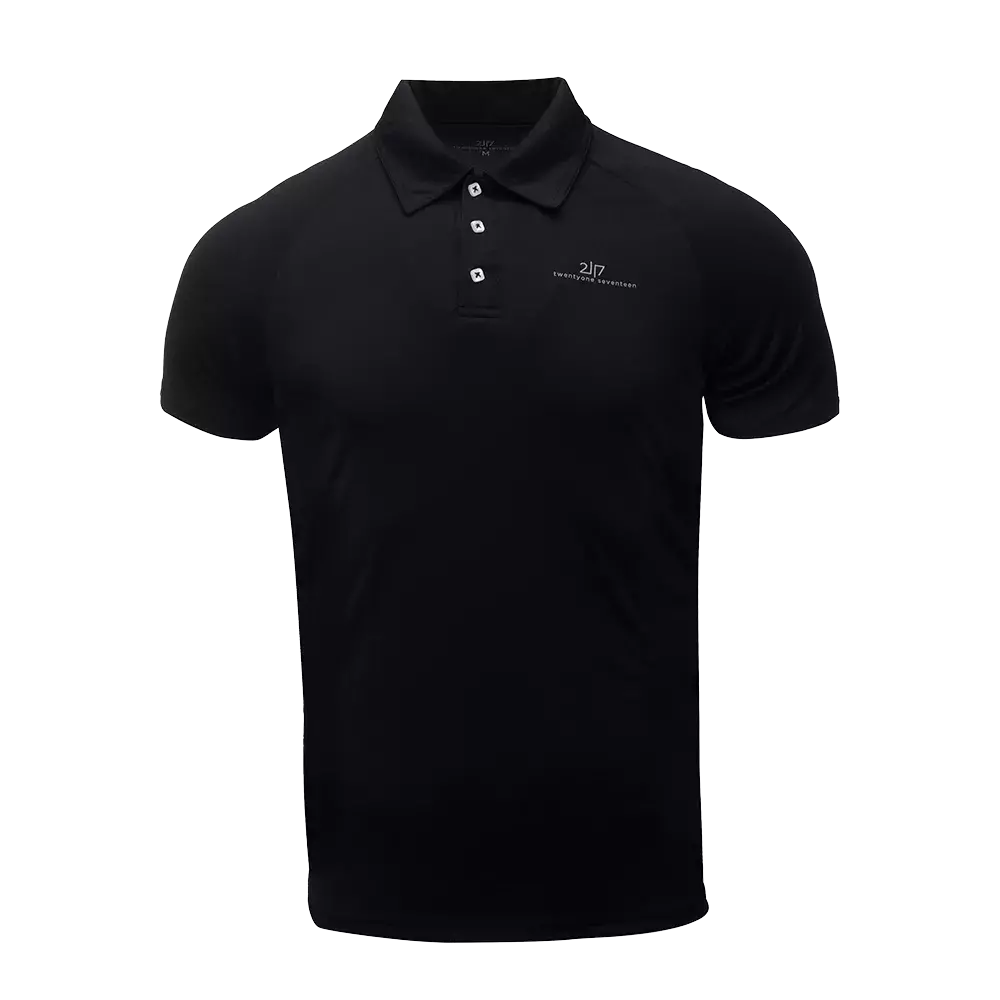 En stilren, sort polo i slim fit med kortærmede ærmer og klassisk krave. Den har tre knapper i stolpen og et diskret logo ved venstre bryst, hvilket giver et minimalistisk og moderne udtryk. T-shirten virker fremstillet i åndbart materiale, velegnet til både hverdag, kontor og afslappet fritid. Enkel at style, praktisk at vaske og et tidløst basistøjstykke i garderoben.