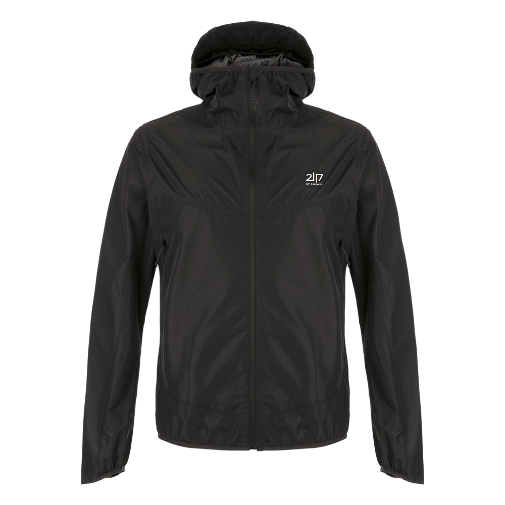 En sort, let vind- og regnjakke med hætte og fuld lynlås. Jakken har et minimalistisk, teknisk snit, elastiske manchetter og elastisk kant forneden, samt to lynlåslommer i siden. Et lille hvidt logo pryder brystet. Materialet virker vandafvisende og åndbart, ideel til udendørs aktiviteter eller pendling, og nem at pakke sammen i rygsæk eller taske.