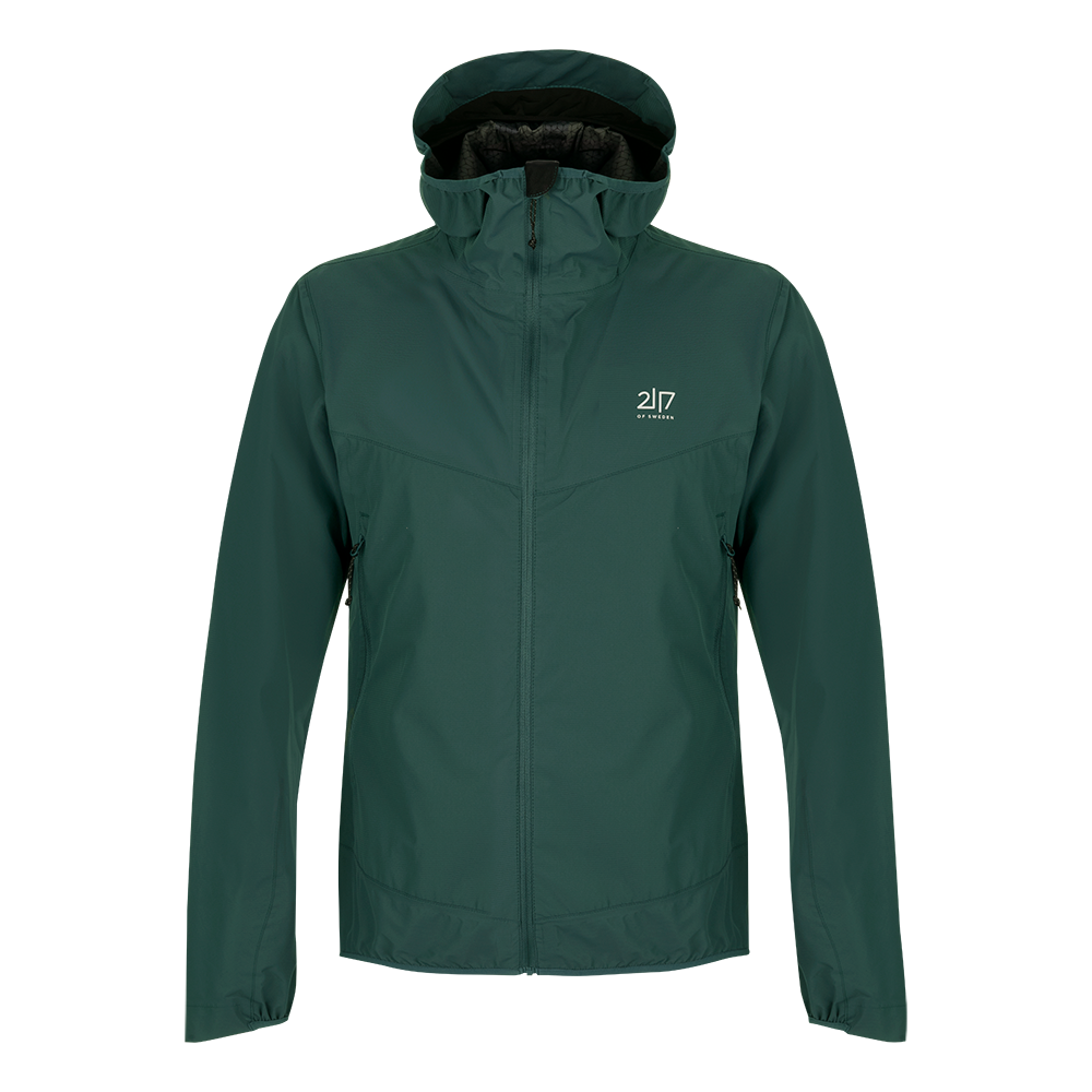 En mørkegrøn, let jakke med hætte og fuld længde lynlås. Jakken har et enkelt, funktionelt snit med diskret logo på venstre bryst og to sidelommer med lynlås. Ærmerne er lige med elastiske afslutninger, og jakken har en lige kant forneden. Materialet ser mat og let ud, velegnet til lag-på-lag, og designet er minimalistisk og praktisk til hverdag og friluft.