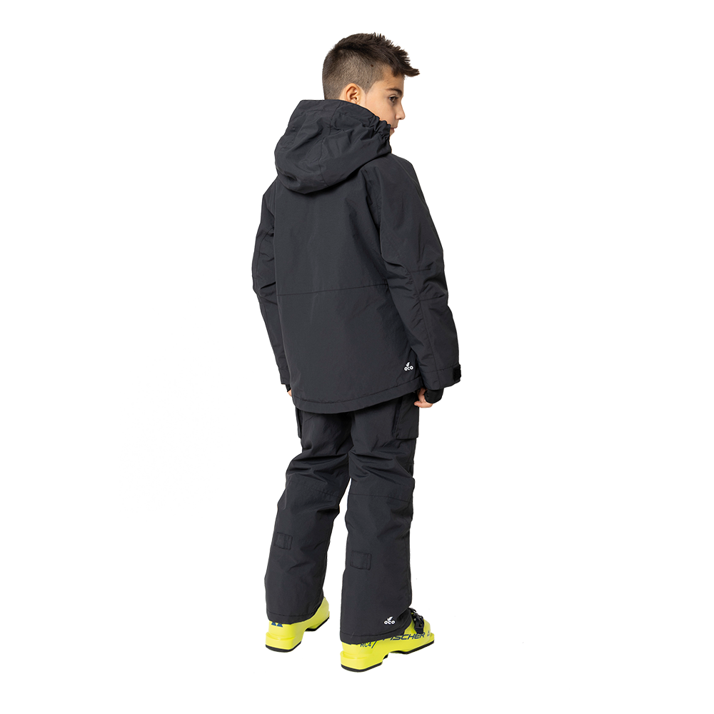 2117 of Sweden Jr Kidden polstret skijakke er designet til børn, og byder på både stil og funktionalitet. Denne holdbare jakke er udstyret med en varm polstring, der sikrer komfort i koldt vejr. Jakken har en praktisk hætte og flere lommer, der gør det let at bære nødvendigheder. Med dens enkle, sorte farve og diskrete logo er den ideel til vintersport og hverdagsbrug. Jakken kombinerer moderne design med optimal beskyttelse mod elementerne.