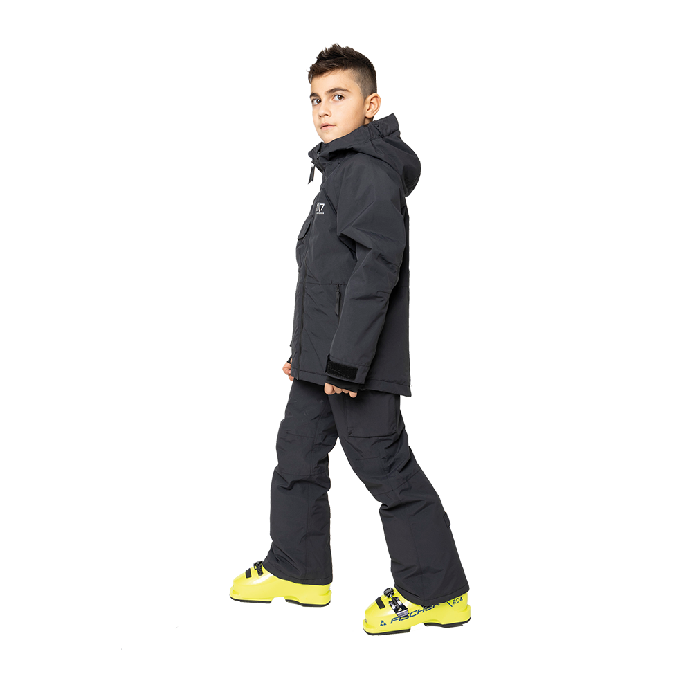 2117 of Sweden Jr Kidden Padded Ski Jacket er en praktisk og stilren børneskijakke. Designet med slidstærke materialer og forsynet med flere lommer, garanterer denne jakke komfort og funktionalitet på ski-skråningerne. Den har en justerbar hætte og sørger for optimal beskyttelse mod kulde og sne med sin vandafvisende overflade. Den neutrale sorte farve gør den velegnet til alle outfits, hvilket gør den til et must-have for enhver vintergarderobe.