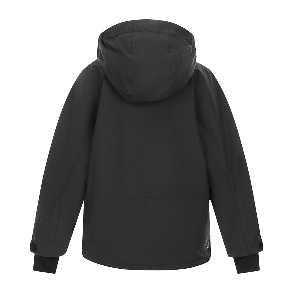 2117 of Sweden præsenterer "Jr Kidden Padded Ski Jacket", en funktionel og stilren skijakke til børn. Denne jakke er designet med en klassisk sort farve og avanceret polstring, som sikrer maksimal varme og komfort under vinterlige forhold. Robust, vejrbestandigt materiale og flere praktiske lommer gør den ideel til både skiture og daglig brug. Hætten og de justerbare manchetter tilbyder ekstra beskyttelse mod sne og vind, hvilket gør denne jakke til et perfekt valg for det aktive barn.