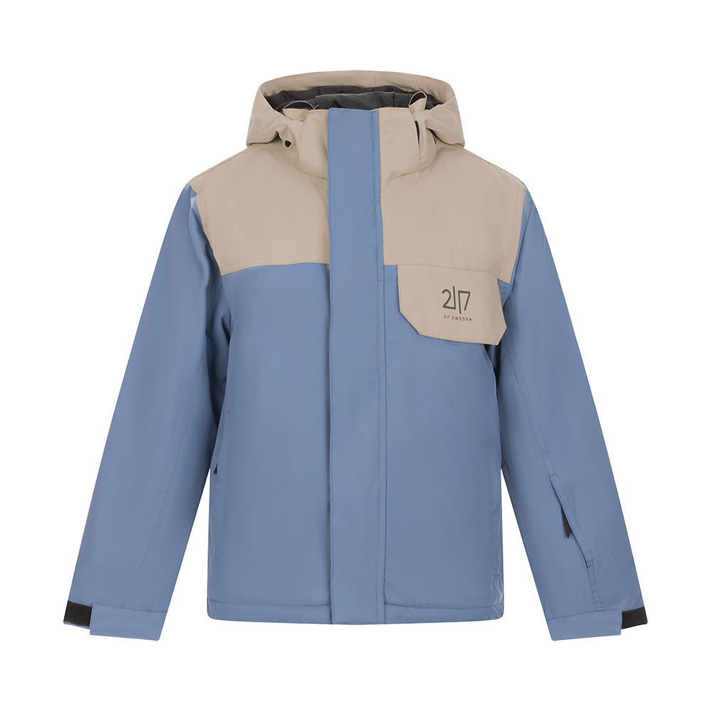 Denne "2117 of Sweden Jr Misan Padded Ski Jacket" er designet til børn og ideel til vintersport. Jakken kombinerer lyseblå og beige farver med en diskret logo på venstre bryst. Den er udstyret med en varm hætte og praktiske lommer, der sikrer varme og funktionalitet på skibakken. Denne skijakke er perfekt til de kolde dage, og dens holdbare materiale sikrer langvarig brug og komfort for det aktive barn.