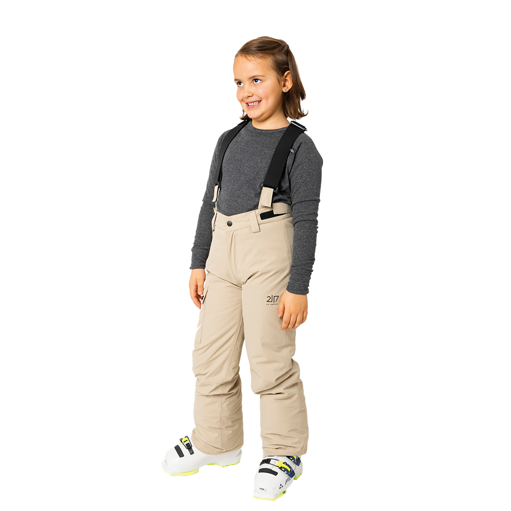 Disse skibukser fra 2117 of Sweden, model Jr Misan Padded, er ideelle for børn, der elsker at stå på ski. Bukserne er udført i en flot, neutral beige farve og designet med praktiske detaljer som justerbare seler og en lomme på låret. Det polstrede design sikrer god varme og komfort på skiløjperne, mens det holdbare materiale beskytter mod vind og vejr. Perfekt for aktive børn på vinterferie.