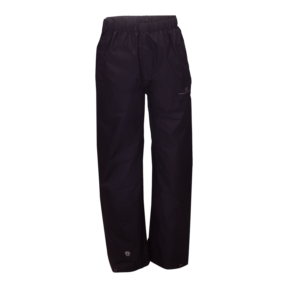 Sorte regnbukser fremstillet i et let, vandtæt materiale med en elastisk talje for nem på- og afklædning. Bukserne har en løstsiddende pasform og diskrete logoer med reflekterende detaljer. Nederst er benene justerbare med trykknapper, hvilket gør dem praktiske over sko. Et enkelt, funktionelt design der egner sig godt til cykelture, vandreture og vådt vejr. De er lette at pakke sammen og nemme at rengøre.