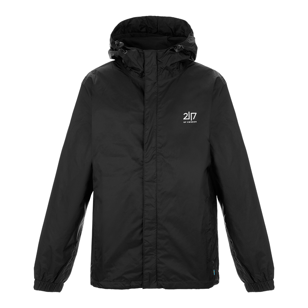 En stilren, sort regnjakke med hætte og diskret hvidt logo på brystet. Jakken har en skjult lynlås med stormklap, elastiske ærmekanter og lommer i siderne. Materialet virker let og vind- samt vandafvisende, hvilket gør den velegnet til både byliv og udendørsaktiviteter. Den enkle, funktionelle silhuet gør jakken nem at kombinere med forskellige outfits året rundt.