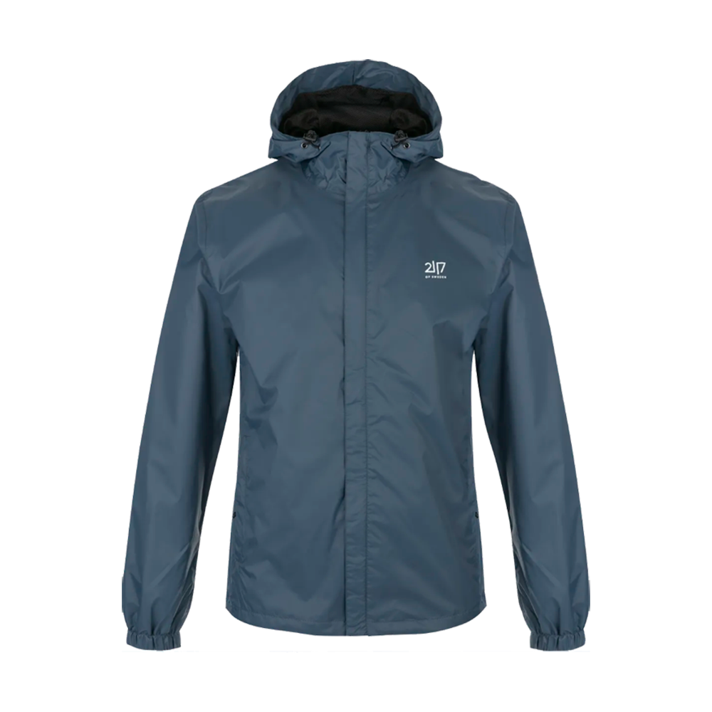 En enkel og funktionel regnjakke i mørkeblå med mat, vandafvisende overflade. Jakken har hætte med justeringssnore, skjult lynlås med stormklap og elastiske ærmegab for tæt pasform. Et diskret hvidt logo pryder venstre bryst. Designet er minimalistisk og praktisk, velegnet til dagligt brug eller udendørs aktiviteter når vejret er vådt og blæsende.