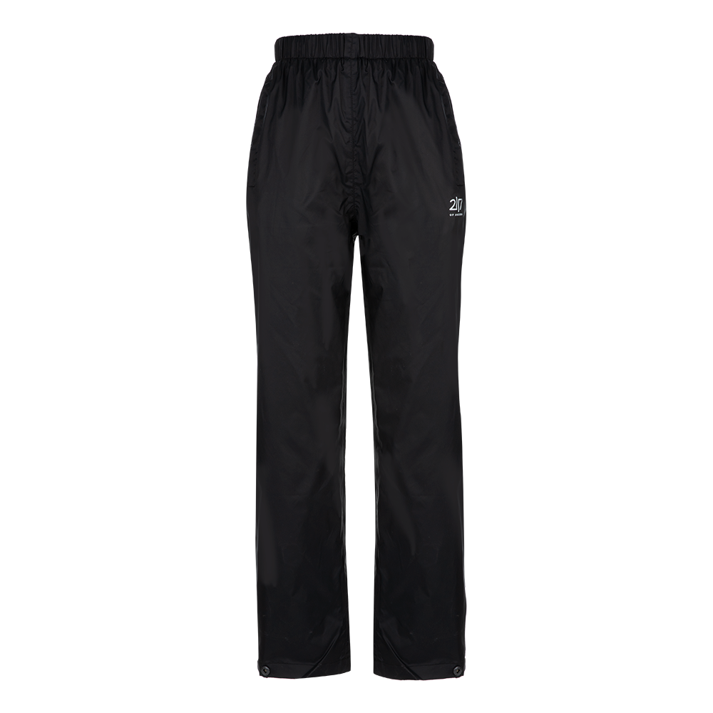 Disse sorte regnbukser har et simpelt, funktionelt design med elastik i taljen og en lige pasform. Materialet ser vandafvisende og let ud, ideelt til blæsende eller våde forhold. Bukserne har sidelommer, en diskret logo-detalje på låret og trykknapper i kanten af buksebenene til justering. Et praktisk valg til udendørsaktiviteter og hverdag, hvor beskyttelse mod regn er nødvendig.