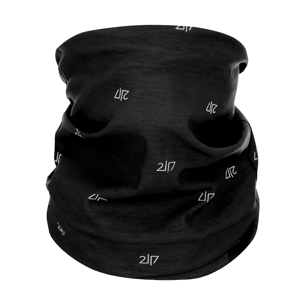 halstørklæde i let, strækbart stof med små, hvide grafiske logoer fordelt jævnt over overfladen. Produktet er cylindrisk og falder naturligt i bløde folder, hvilket viser materialets fleksibilitet og pasform omkring halsen eller ansigtet. Designet er minimalistisk og funktionelt, egnet til udendørs aktiviteter som løb, cykling eller skiløb, hvor beskyttelse mod vind og kulde kombineres med et diskret, moderne look.