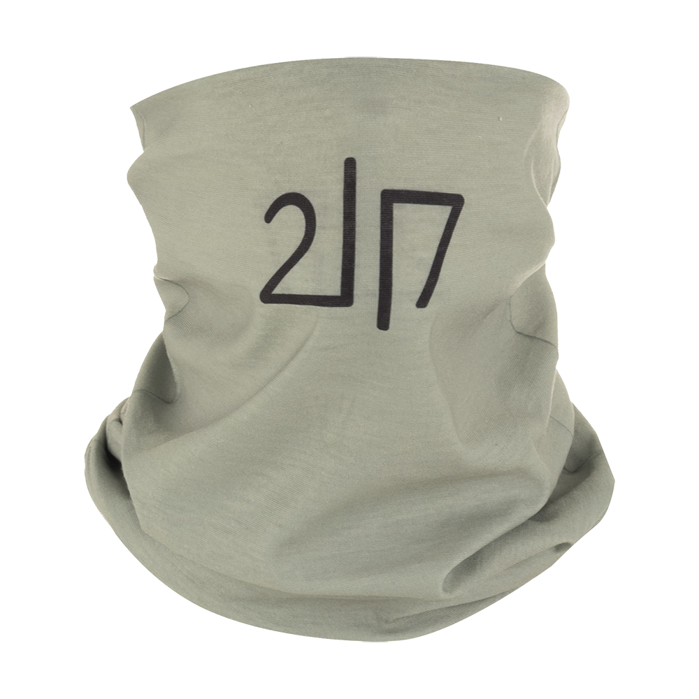 Et let, olivengrønt halsrør i blødt stof, formet med naturlige folder og svage rynker. Midt foran ses et stilrent, sort logo bestående af simple linjer og tal-lignende symboler. Halsrøret virker velegnet til udendørs brug som vindtæt lag, til varme omkring halsen eller som afslappet streetwear-accessory. Materialet ser strækbart og behageligt ud, samtidig med et minimalistisk, funktionelt udtryk.