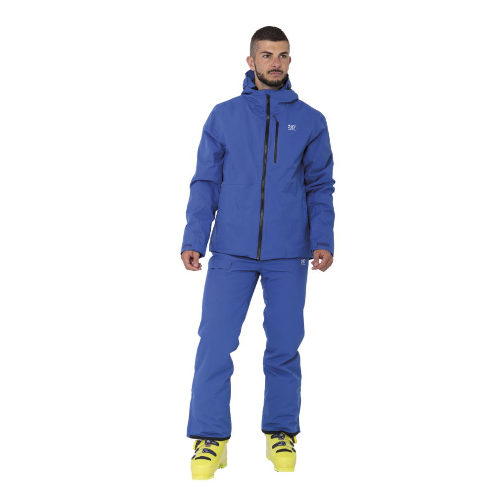 Denne 2117 of Sweden Kabo Padded Ski Jacket er en funktionel og stilfuld skijakke til herrer. Jakken, fremstillet i en iøjnefaldende blå farve, er ideel til vinteraktiviteter med sin vandtætte og vindtætte ydeevne. Det polstrede design sikrer varme og komfort, mens de forskellige lommer, inklusiv en på brystet med lynlås, tilbyder praktisk opbevaring. Vægt på både funktion og form, denne jakke er perfekt til skientusiaster, der vil holde sig varme og tørre på pisten.