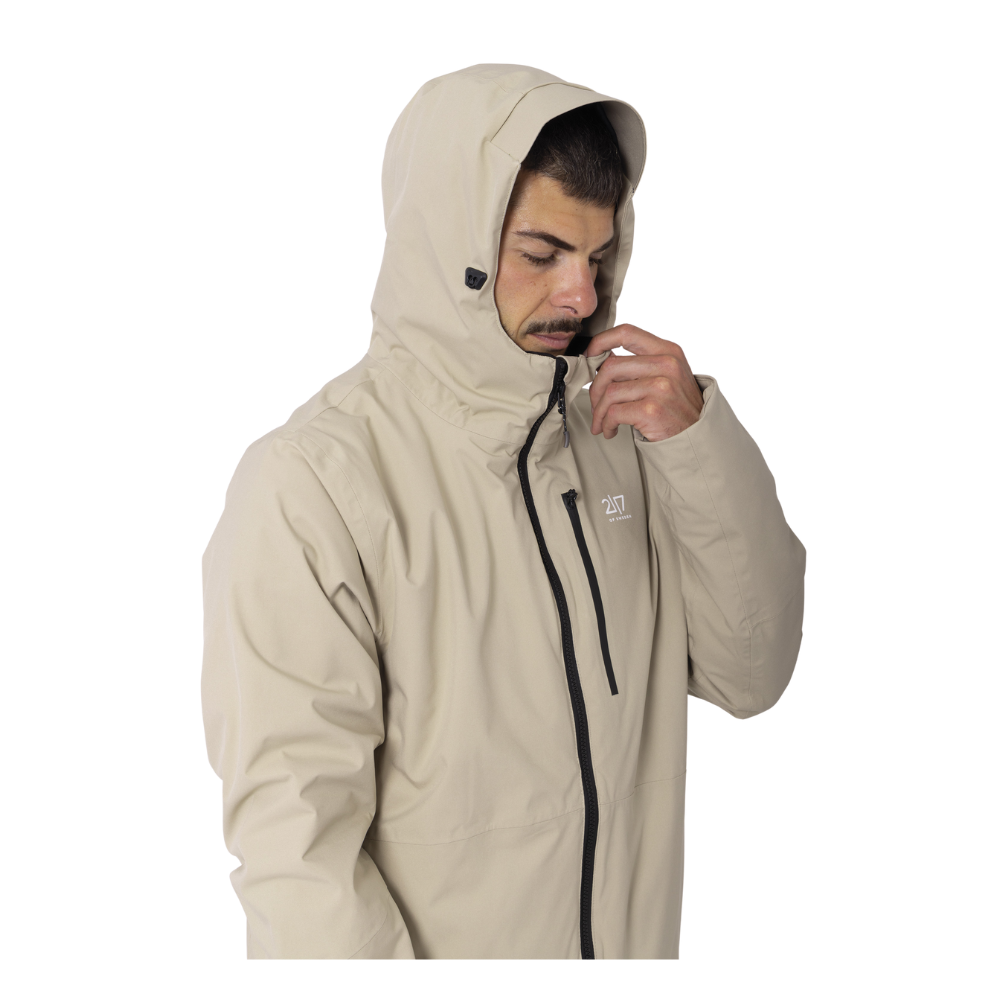 Denne "2117 of Sweden Kabo Padded Ski Jacket" er en højtydende herre skijakke, designet til at holde dig varm og tør på pisterne. Jakken kommer i en neutral beige farve med diskrete sorte detaljer. Den er udstyret med en justerbar hætte, en vandtæt frontlynlås og praktiske lommer, hvilket gør den både stilfuld og funktionel. Ideel til skiløbere, der værdsætter komfort og kvalitet.