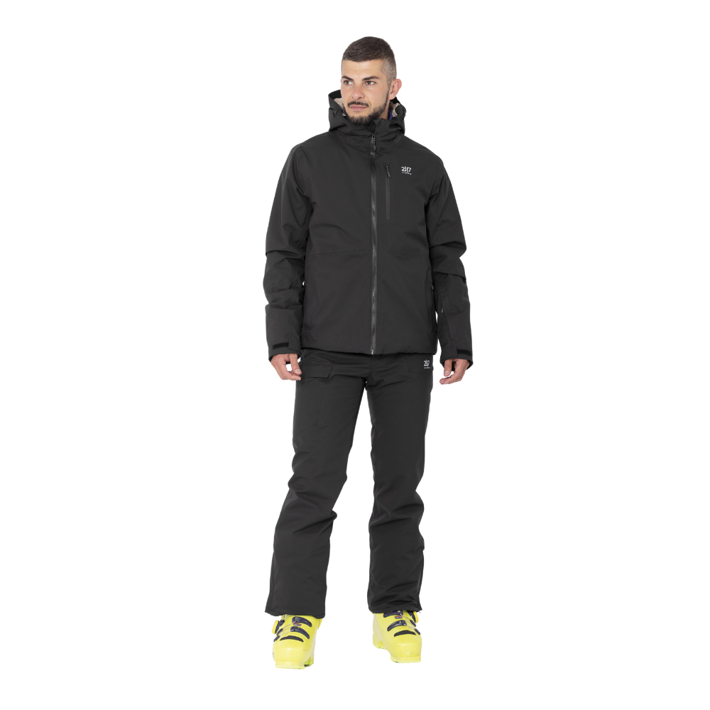 2117 of Sweden præsenterer Kabo Padded Ski Jacket, en stilsikker og funktionel herre skijakke. Denne alsidige jakke er fremstillet i en diskret sort farve med diskrete logo detaljer på brystet. Designet til kølige dage på skibakken inkluderer den førsteklasses isolering og en vejrbestandig yderflade, som sikrer varme og tørhed. Med sin justerbare hætte og de praktiske lommer er Kabo-jakken ideel til både sport og fritidsbrug.
