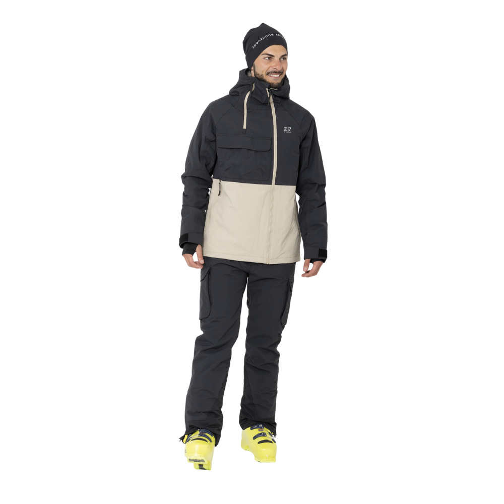 Denne "2117 of Sweden Krasse Padded Ski Jacket" er en ideel følgesvend for vinteraktiviteter. Jakken præsenterer en stilfuld tofarvet design med øvre sort og nedre beige sektion. Det holdbare ydre og den polstrede isolering sikrer maksimal varmeregulering og komfort under ski eller andre kolde vejraktiviteter. Med praktiske funktioner som en justerbar hætte og rummelige lommer, leverer denne herreskijakke både funktionalitet og mode på skråningerne.