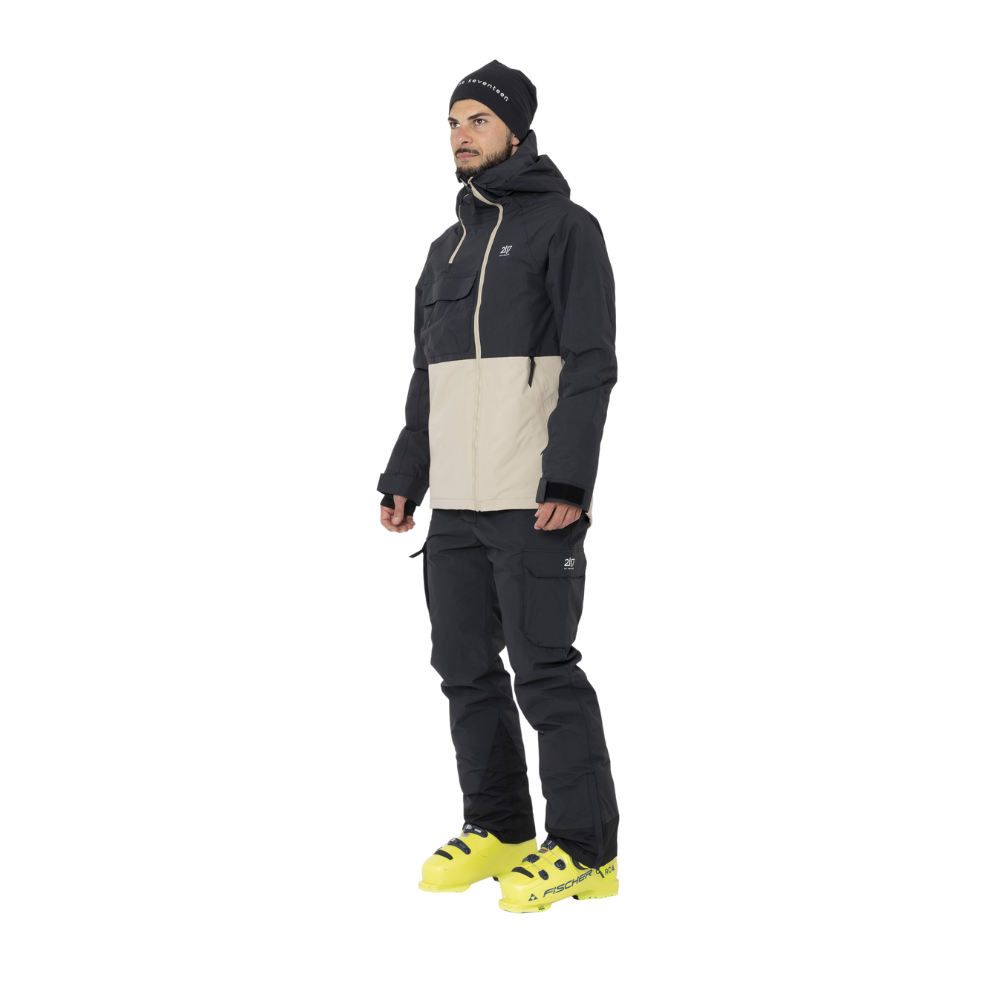 2117 of Sweden præsenterer Krasse Padded Ski Jacket, en robust herreskijakke. Denne jakke er stilrent designet med en farvekombination af sort og beige, som giver et moderne look. Jakken er udstyret med en praktisk hætte, flere lommer og en tofarvet frontlynlås, som ikke kun tilføjer funktionalitet, men også visuel interesse. Dette gør den ideel til både pisterne og hverdagsbrug om vinteren. Jakken kombinerer funktionalitet med stil til den aktive mand.