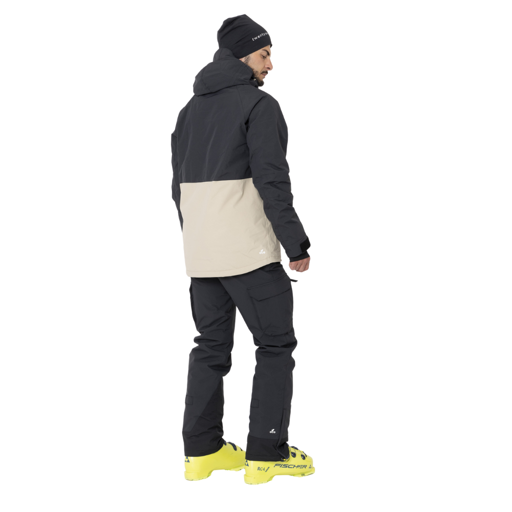 2117 of Sweden Krasse Padded Ski Jacket er en ideel herre skijakke til vintersport. Jakken har en stilren design med sort og beige farver, der giver et moderne udseende. Den er udstyret med god isolering og åndbart materiale, som sikrer varme og komfort under kolde vejrforhold. Jakken har flere praktiske lommer og justerbare træk til optimal pasform. Velegnet til skiløbere, der værdsætter både funktionalitet og stil.