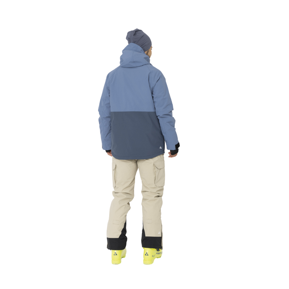 2117 of Sweden præsenterer Krasse Padded Ski Jacket, en funktionel og stilfuld herre skijakke. Den er designet med en attraktiv farvekombination af blå og beige og fremstår med en praktisk stor frontlomme. Jakken er veludstyret med justerbare manchetter, en beskyttende hætte og slidstærke materialer, ideel til vinterens udfordringer på skibakkerne. Den diskrete mærkelogogivering tilføjer et moderne touch til det klassiske ski-outfit.