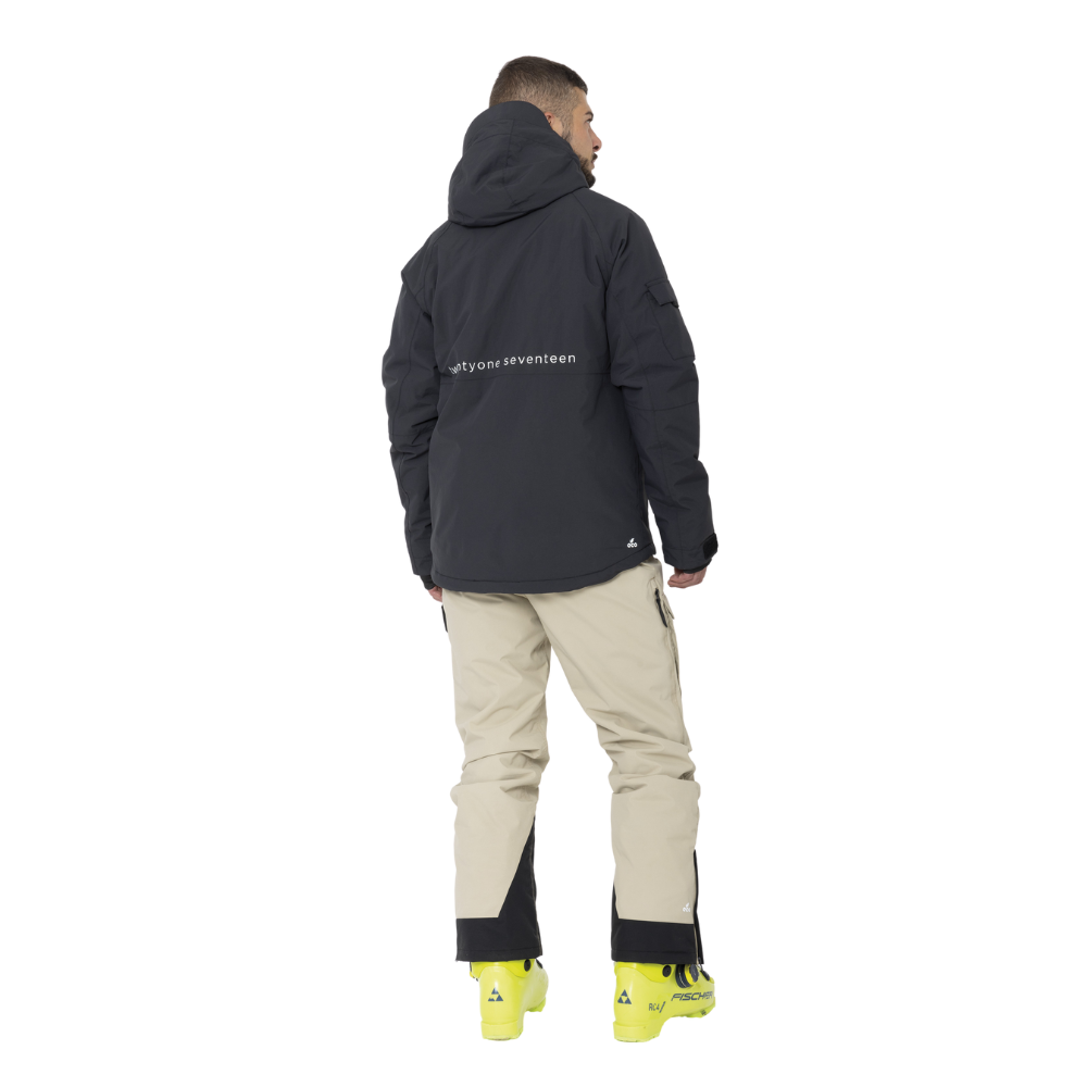 2117 of Sweden Nelkerim Padded Ski Anorak er en herre skijakke designed til aktivitet og komfort i koldt vejr. Jakken besidder en robust konstruktion med et vandsøjletryk på 15.000mm og høj åndbarhed, som sikrer tør og behagelig brug under alle vinterforhold. Den er udstyret med en PFC-fri imprægnering, ALTO-uldvattering og praktiske snørejusteringer. Det funktionelle design inkluderer flere strategisk placerede lommer og en fast hætte, der fremhæver jakkens tekniske kapabiliteter og skandinaviske æstetik.