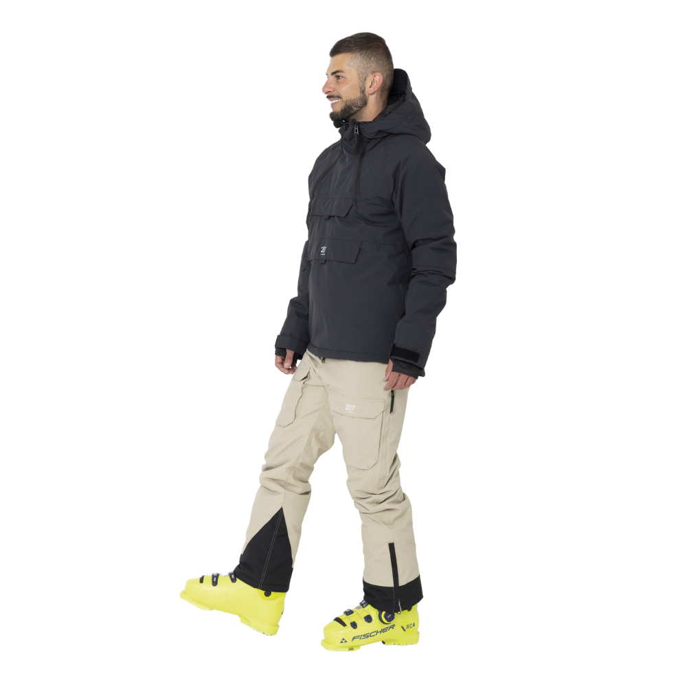 2117 of Sweden Nelkerim Padded Ski Anorak er en herre skijakke designet til aktive dage på pisterne. Denne jakke er fremstillet i slidstærkt materiale med et højt vandsøjletryk på 15.000mm og fremragende åndbarhed, hvilket sikrer komfort og beskyttelse mod vejret. Med details som ALTO-uldvattering, snørejustering og praktiske lommer, leverer jakken varme, bevægelsesfrihed og plads til opbevaring. Den er også miljøvenlig med PFC-fri imprægnering og integreret snefang.