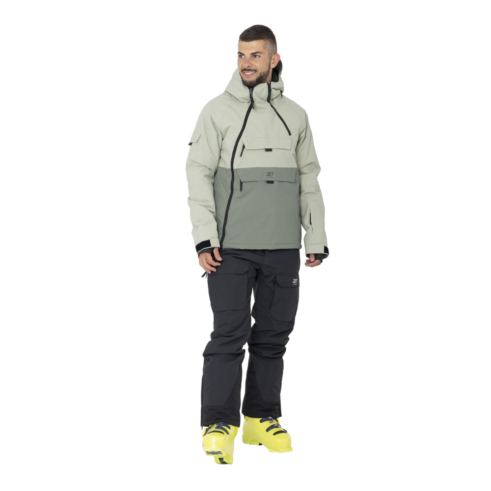 Denne 2117 of Sweden Nelkerim Padded Ski Anorak er designet til skiløbere, der sætter pris på både funktion og stil. Jakken har et robust, tofarvet design med lys overdel og mørkere bund, der iøjnefaldende kombinerer æstetik og praktik. Den er udstyret med en stor kængurulomme og yderligere opbevaringsmuligheder, ideel til lange dage på pisterne. Jakken tilbyder høj vandbestandighed og åndbarhed samt effektiv varmeisolering takket være ALTO-uldvattering, der gør den perfekt til koldt vejr.