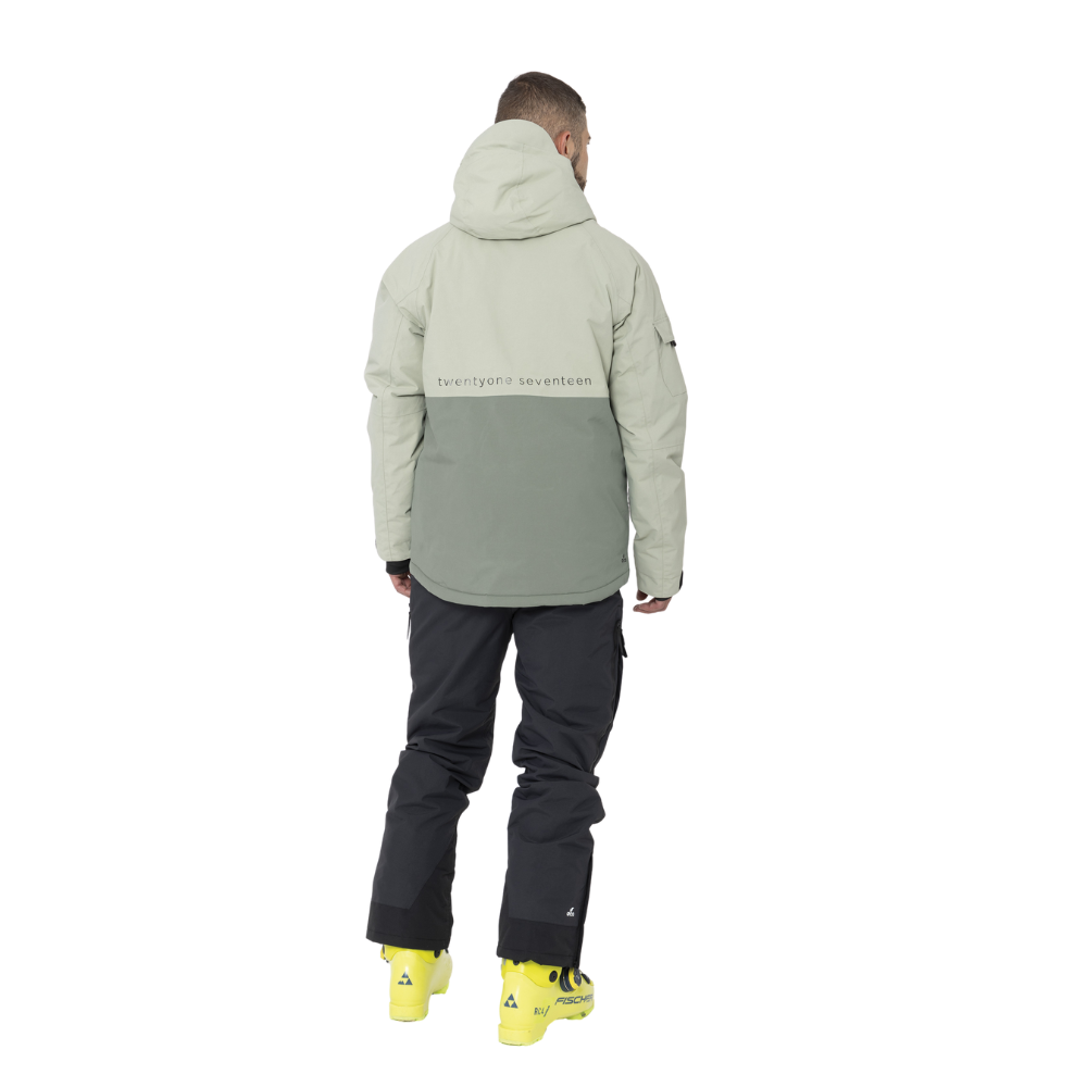 2117 of Sweden Nelkerim Padded Ski Anorak er en teknisk herreskijakke i moderne design. Den er ideel til kolde vinterdage på pisterne, da den er lavet med et vandsøjletryk på 15.000mm og en åndbarhed på 15.000g/m². Jakken har tapede sømme, PFC-fri imprægnering og en fast hætte for optimal beskyttelse mod elementerne. Den indvendige ALTO-uldvattering sikrer varme, mens snørejustering og elastiske manchetter giver en god pasform. Jakken har også flere praktiske lommer.