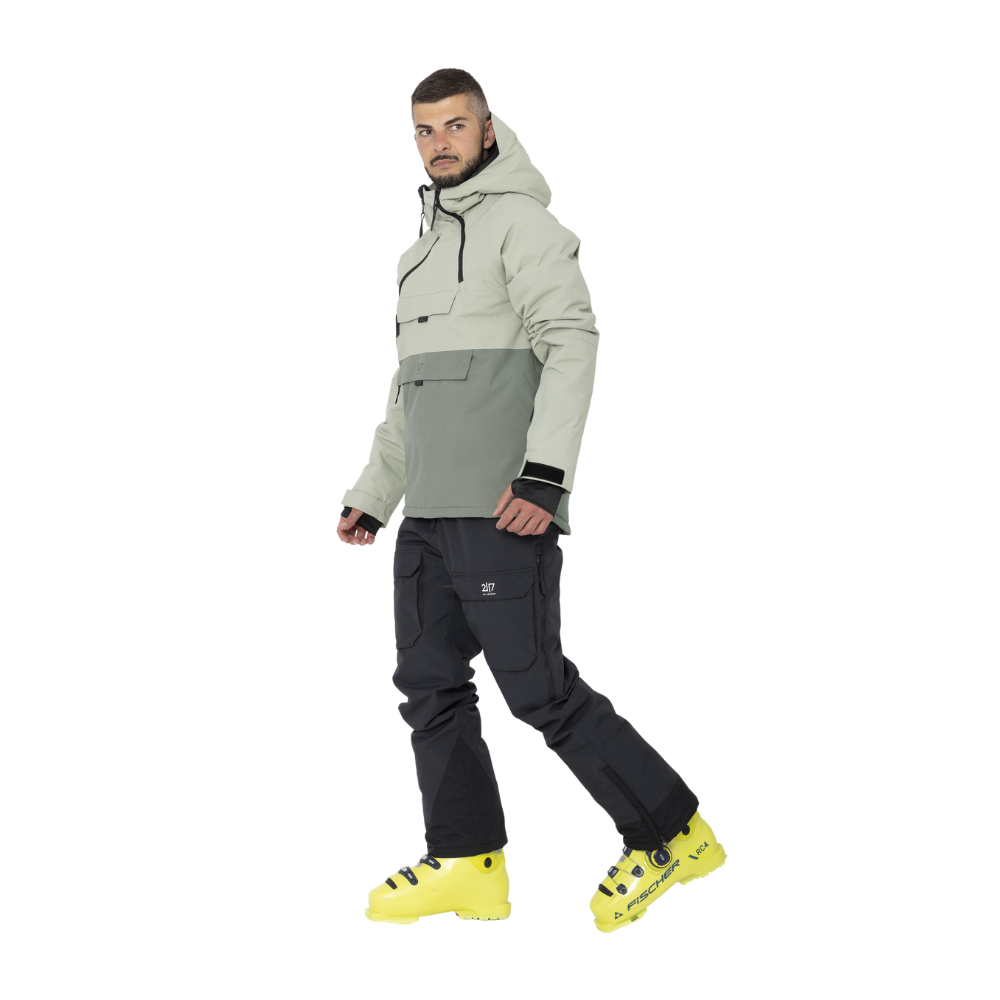 2117 of Sweden Nelkerim Padded Ski Anorak er en højfunktionel herre skijakke designet til aktive vinterdage. Jakken er bygget i robust materiale med et vandsøjletryk på 15.000mm og en åndbarhed på lige så meget, hvilket gør den ideel til sne og kulde. Den har PFC-fri imprægnering og strategisk tapede sømme for optimal beskyttelse mod vejret. Designet inkluderer en fast hætte, integreret snefang og en række praktiske lommer, der understøtter en ubesværet dag på ski.