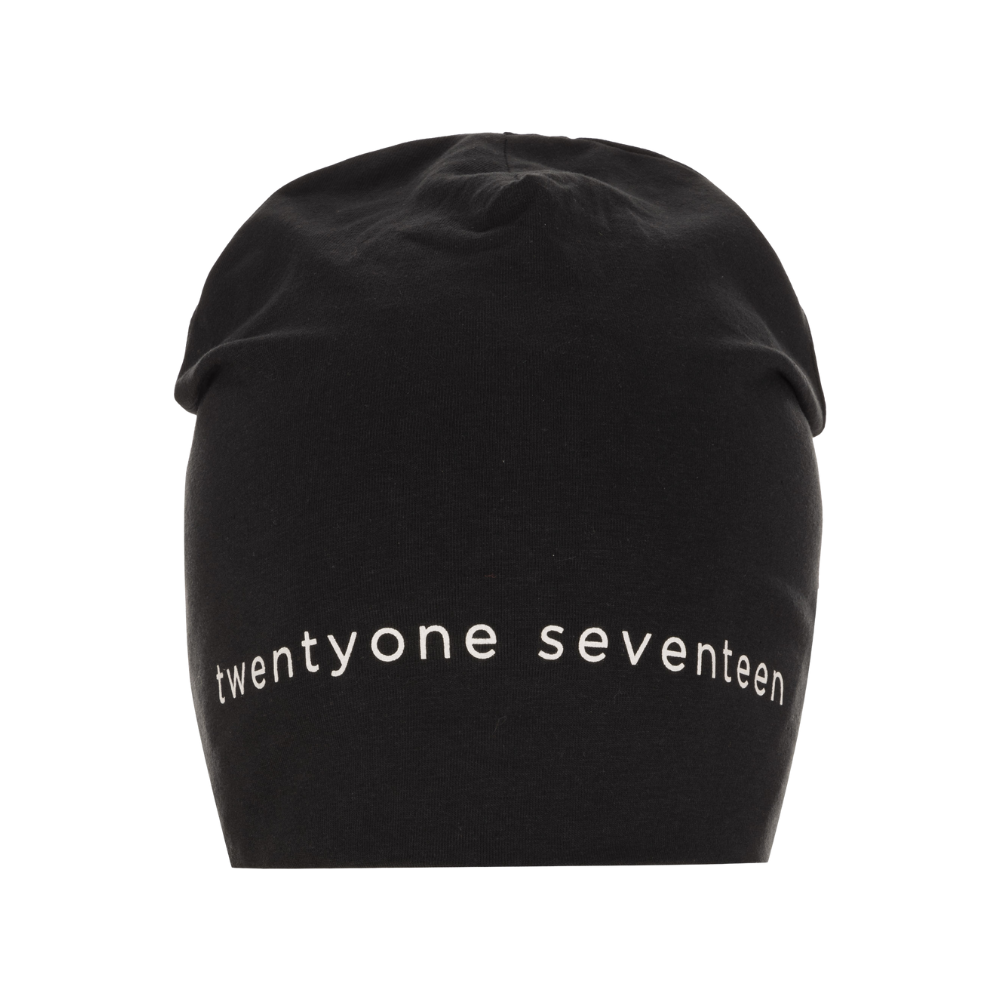 Et enkelt, sort hue i blødt stof med løstsiddende top og et minimalistisk udtryk. Foran er trykt teksten "twentyone seventeen" i hvid, små bogstaver, der danner en diskret kontrast mod den mørke baggrund. Huen virker moderigtig og alsidig, velegnet til både hverdag og køligere vejr, og passer til afslappede eller urbane outfits.