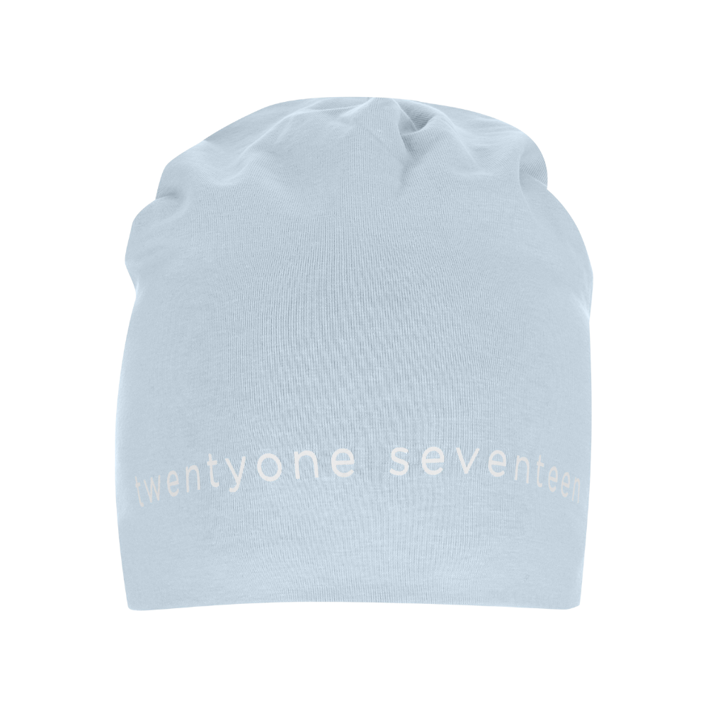 Lyseblå ribstrikket beanie i et blødt, strækbart materiale med en afslappet, slouchy pasform. Langs kanten er der en diskret, hvid trykte tekst 'twentyone seventeen', der giver en moderne, minimalistisk finish. Hue er enkel og alsidig, velegnet til hverdagsbrug eller som et stilfuldt tilbehør til efterårs- og vinteroutfits. Den lette struktur og neutrale farve passer til både mænd og kvinder.