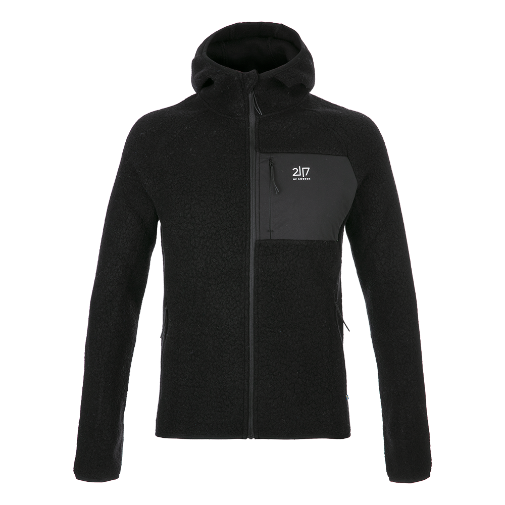 En enkel og funktionel sort fleecejakke med hætte og hellylås. Jakken har et blødt, bouclé-lignende materiale, to sidelommer og en kontrastfarvet brystlomme med lynlås. Skåret i en tætsiddende, let figursyet pasform, egnet til kølige dage eller som mellemlag under en skaljakke. Stilren og alsidig til både hverdag og udendørs aktiviteter.