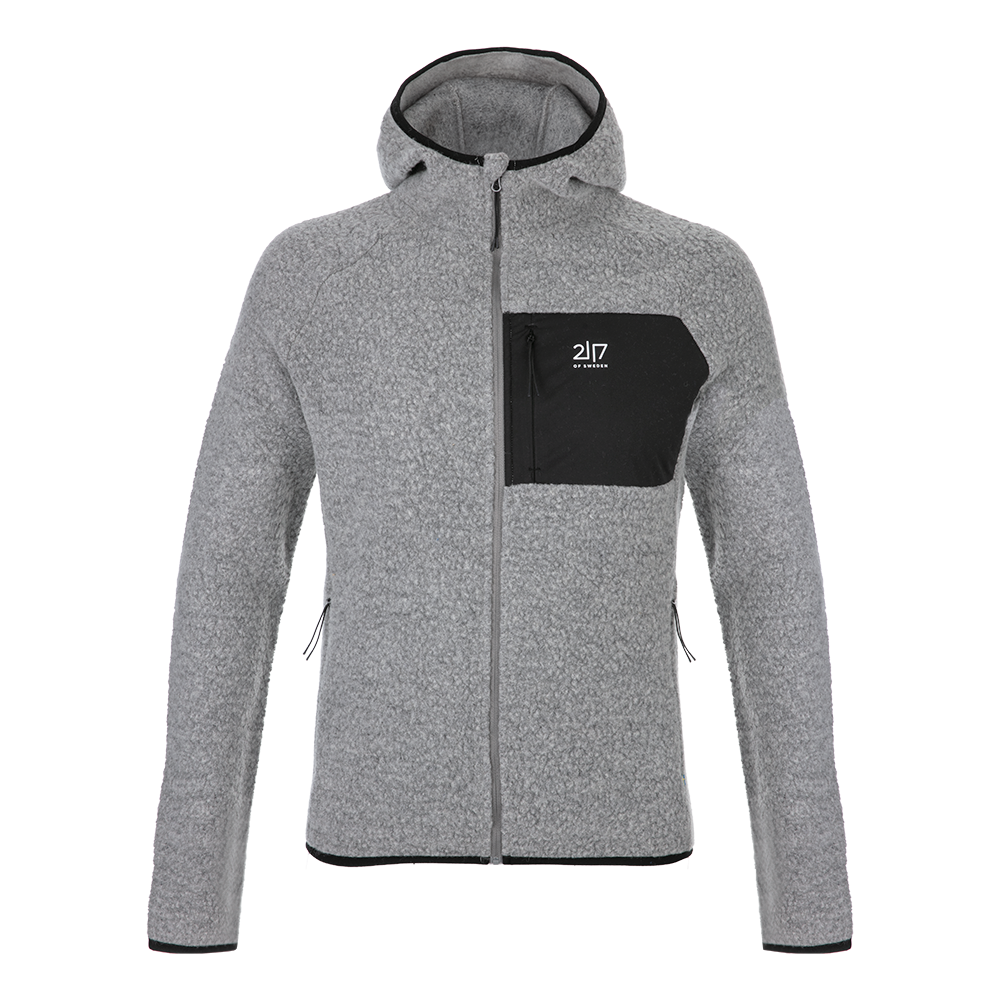 En grå fleecejakke med hætte i blødt, varmt og struktureret materiale. Jakken har fuld lynlås, sorte kantdetaljer og en kontrastfarvet brystlomme med lynlås og logo. To sidelommer med lynlås giver sikker opbevaring, mens den tætsiddende pasform og elastiske ærmekanter holder kulden ude. Et praktisk og stilrent valg til udendørsaktiviteter og hverdagsbrug.