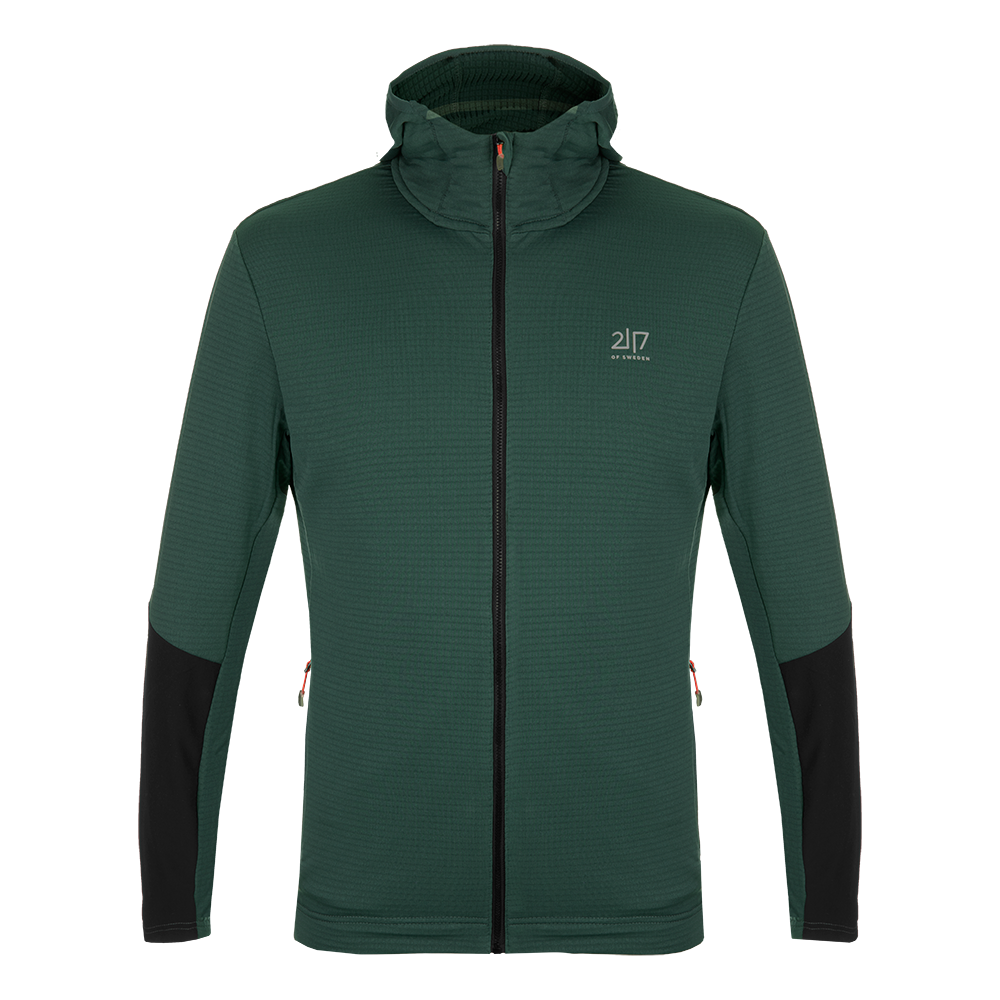 En mørkegrøn, teknisk hættejakke med hel lynlås og diskret logo på brystet. Stoffet har en let struktureret fleeceoverflade, som giver varme uden at være klodset. Jakken har sorte forstærkninger ved ærmerne, to lynlåslommer med små orange detaljer og en tæt, bevægelsesvenlig pasform. Ideel til vandreture og hverdagsbrug, hvor funktionalitet og enkel, skandinavisk stil mødes.