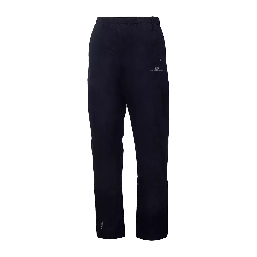 Mørkeblå, løstsiddende træningsbukser med elastisk talje og lige ben. Bukserne har et diskret logo på venstre lår og små tekstdetaljer ved anklen; udtrykket er enkelt og funktionelt. Materialet virker blødt og let, ideelt til sport eller afslappet hverdag. Praktiske lommer og en komfortabel pasform giver god bevægelsesfrihed, perfekte til jogging, yoga eller afslapning derhjemme.