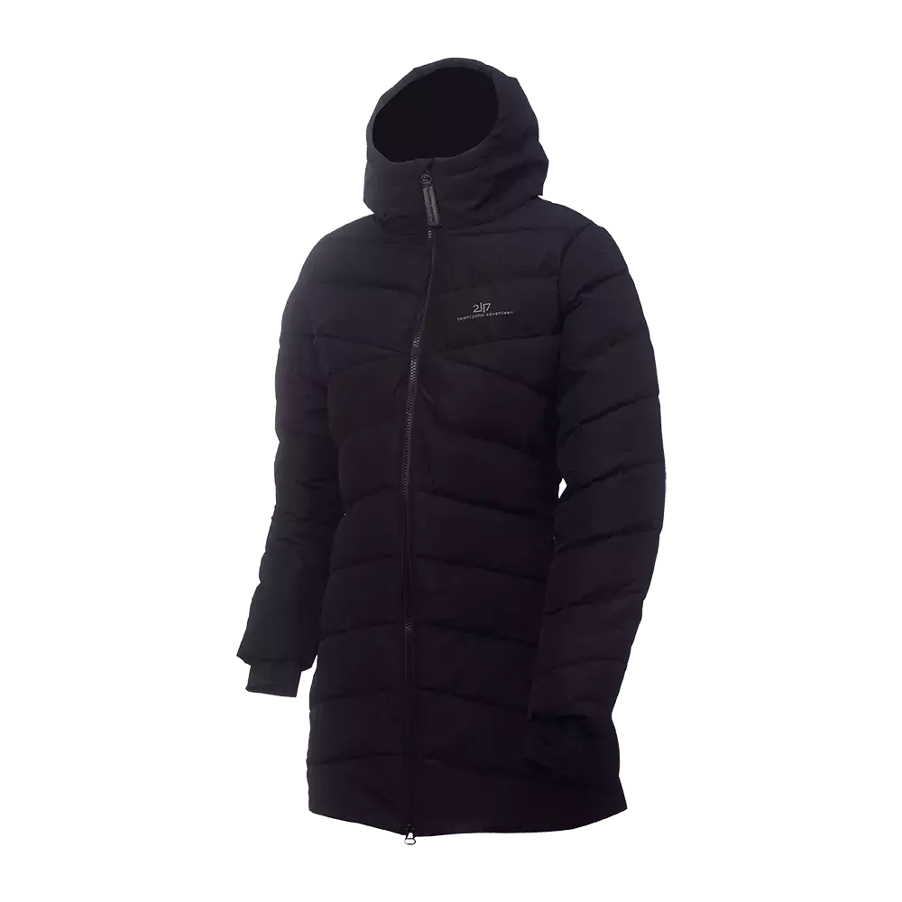 En sort, langt vatteret dun- eller fibrefrakke med hætte og central lynlås. Jakken har skrå, brede quiltede felter, et afbalanceret, minimalistisk snit og et diskret logo på brystet. Den lange længde giver ekstra varme til hofter og lår, og designet virker både praktisk og stilrent — velegnet til kolde, blæsende vinterdage og til hverdagsbrug.