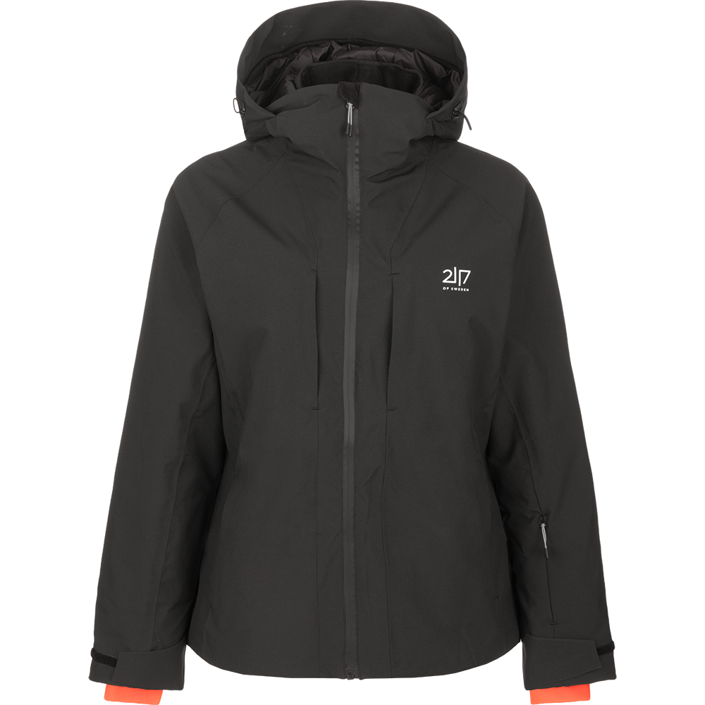 Sort, teknisk vinterjakke med hætte og minimalistisk design. Jakken har vandtæt lynlås foran, indbyggede lommer og justerbare ærmekanter med velcro. Et diskret hvidt logo pryder brystet, og de orange indvendige manchetter giver et frisk kontrastfarve. Tæt pasform omkring skuldre og hals indikerer god beskyttelse mod vind og regn, velegnet til outdoor-aktiviteter og skiftende vejrforhold.