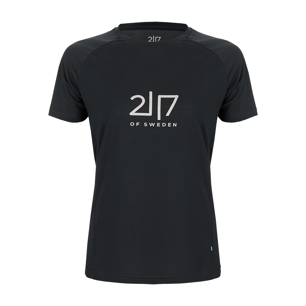 Denne stilfulde sort dame T-shirt fra 2117 of Sweden med modelnavnet Huli Short Sleeve Tee fremhæver både funktionalitet og moderne design. T-shirten har et stort, tydeligt 2117-logo på forside, som tilføjer en sporty og elegant flair. Kortærmet og fremstillet i lette materialer, tilbyder denne tee optimal komfort og er ideel til både daglig brug og aktiviteter udendørs. Den enkle, men chik silhuet gør den til en must-have i enhver garderobe.