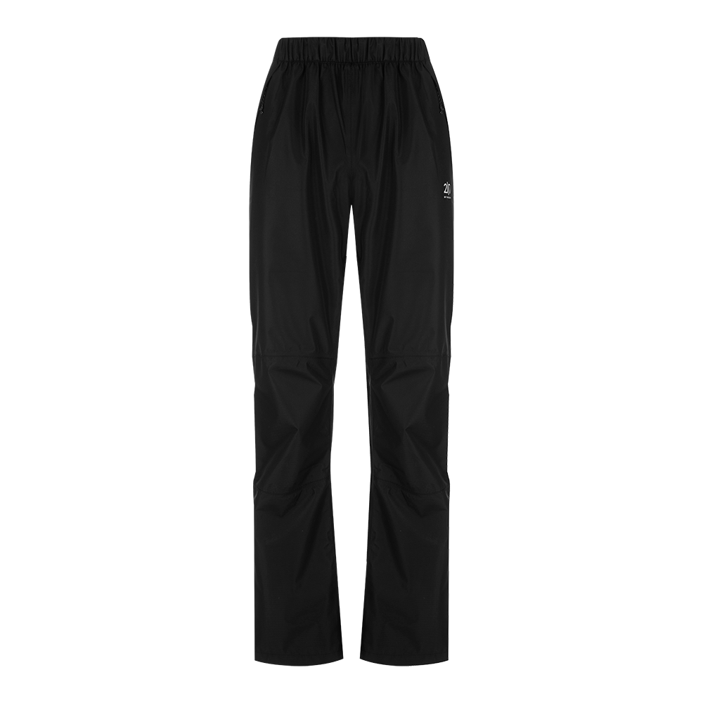 Et par sorte, tekniske regnbukser med elastisk linning og lige ben. Bukserne ser lette og vandtætte ud med synlige sømme ved knæene og lynlåslommer i siderne. Den matte overflade og justerede snit antyder bevægelsesfrihed og slidstyrke. Perfekte til udendørs aktiviteter i vådt vejr, hvor funktionalitet og enkel, minimalistisk stil prioriteres. Diskret hvidt logo på låret.