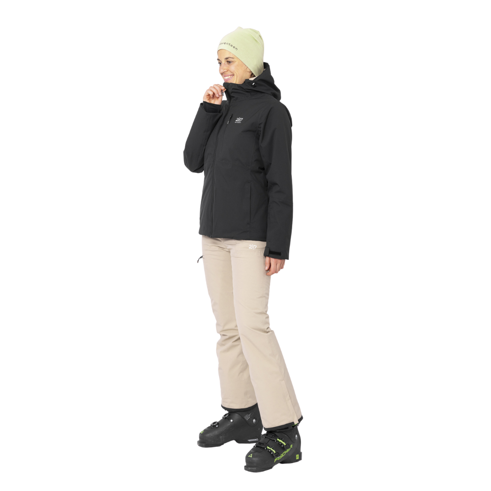 Denne "2117 of Sweden W Kabo Padded Ski Jacket" er designet til kvinder, som søger kvalitet og komfort under skiferien. Jakken er fremstillet i et holdbart materiale med gode isolerende egenskaber, der sikrer varme på de kolde dage. Farven er elegant mørkegrå, og det enkle design gør den både funktionel og moderne. Jakken er udstyret med en praktisk hætte og flere lynlåslommer, der gør det nemt at opbevare småting sikkert.