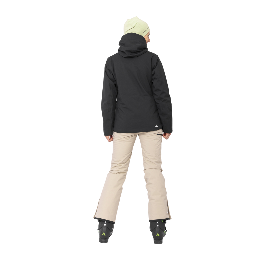 Denne 2117 of Sweden W Kabo Padded Ski Jacket er en alsidig og stilfuld dame skijakke. Jakken er fremstillet i en mørkegrå tone og har et minimalistisk design med diskrete logoer på brystet og ærmet. Den er udstyret med en hætte, justerbare manchetter og en praktisk lynlåslomme på brystet, perfekt til at opbevare små genstande sikkert. Denne skijakke sørger for optimal komfort og bevægelsesfrihed under vinteraktiviteter og er ideel til både pisten og hverdagsbrug.