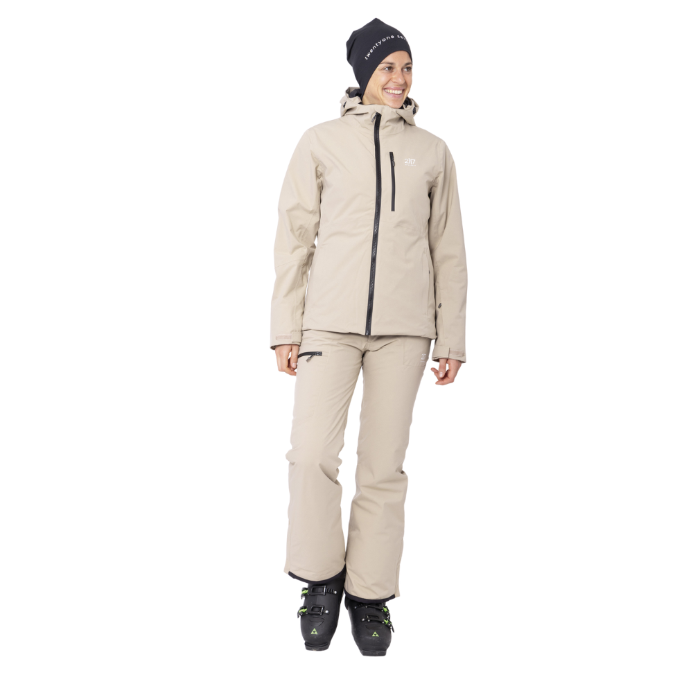 Denne "2117 of Sweden W Kabo Padded Ski Jacket" er stilfuldt designet for moderne kvindelige skiløbere. Skijakken er udstyret med en neutralt beige farve og sort detaljer, som giver et tidløst og elegant look. Jakken er både funktionel og trendy, med en strømlinjet pasform og praktiske egenskaber såsom en justerbar hætte og vandtætte lynlåse. Denne jakke er ideel til både pisterne og efterfølgende afslapning ved skistedet.