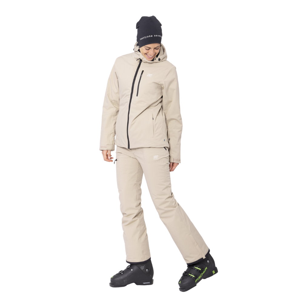 2117 of Sweden præsenterer W Kabo Padded Ski Jacket, en højkvalitets dame skijakke designet til både stil og funktionalitet. Jakken fremstår i en neutral beige farve med et diskret logo på brystet. Denne jakke er udstyret med praktiske funktioner som en justerbar hætte og en vandtæt lynlås, hvilket gør den ideel til både ski og almindelig vinterbrug. Jakken kombinerer moderne æstetik med praktisk anvendelighed og holdbarhed, hvilket sikrer komfort under kolde og våde vejrforhold.