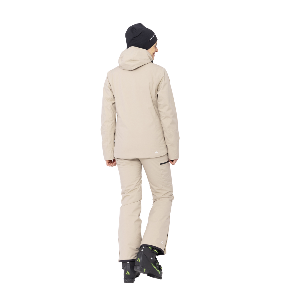 Denne "2117 of Sweden W Kabo Padded Ski Jacket" for damer fremstår i en elegant sandfarve, der kombinerer funktionalitet med stil. Jakken er designet til at holde dig varm og komfortabel, uanset vejret, med sin polstrede konstruktion og praktiske hætte. Skijakken har en slank pasform, der sikrer maksimal bevægelsesfrihed på skibakkerne, og den diskrete logo-detalje tilføjer et moderne touch. Dette er det perfekte valg for vintersportentusiaster, der søger både funktionalitet og mode.