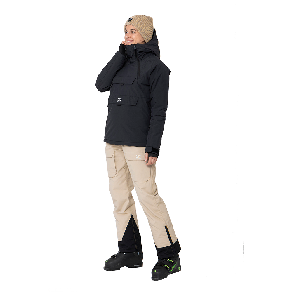 Denne "2117 of Sweden W Nelkerim Padded Ski Anorak" til damer er designet til at holde dig varm og komfortabel under vintreventyr. Jakken er i en stilfuld, sort farve og fremstår robust med sin polstrede konstruktion. Med praktiske detaljer som en rummelig midterlomme og justerbare manchetter, tilbyder denne skijakke både funktionalitet og en moderne æstetik. Perfekt til både lange dage på ski og afslappet bybrug i de kolde måneder.