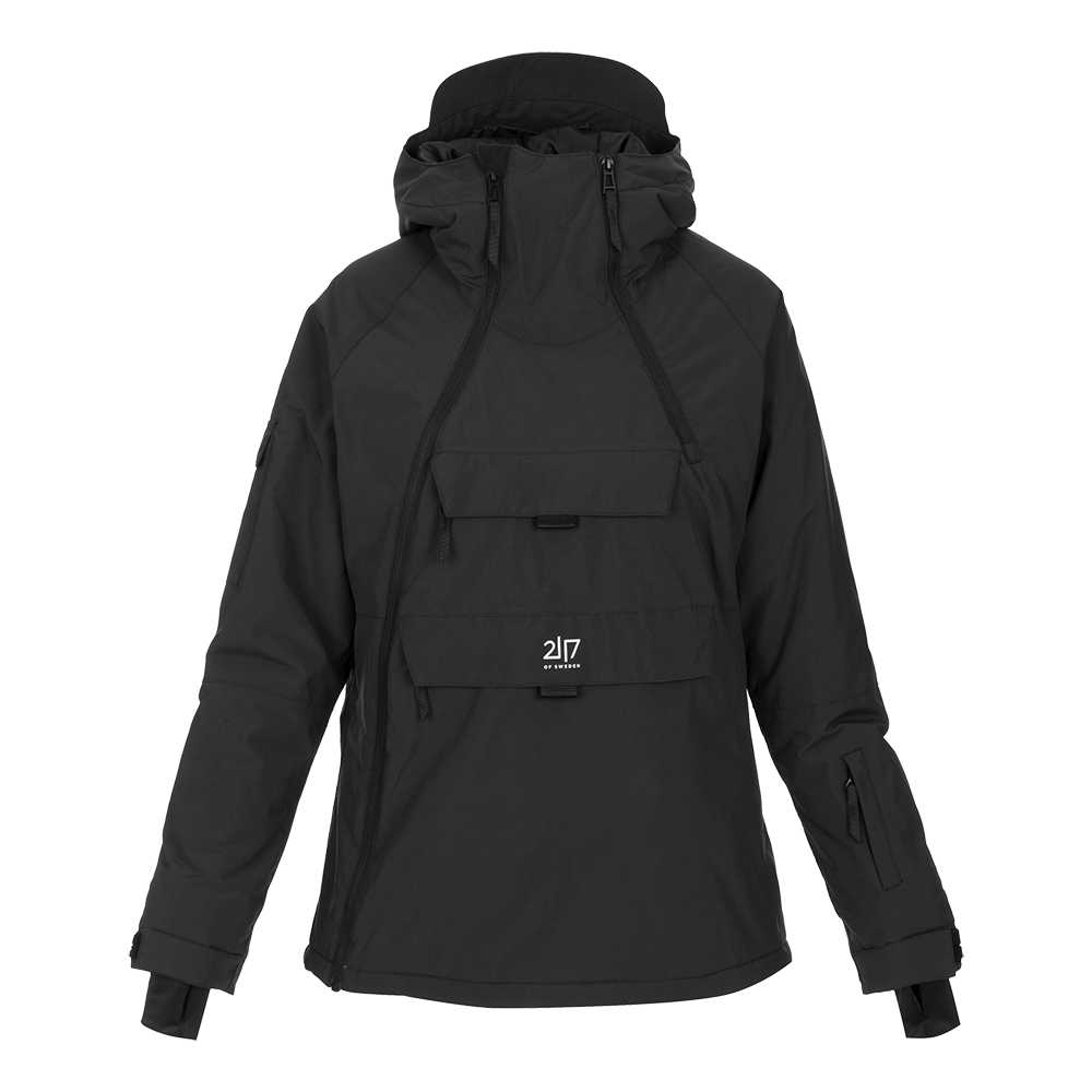 Denne billede viser en "2117 of Sweden W Nelkerim Padded Ski Anorak - Dame Skijakke", som er en elegant og praktisk løsning til vinteraktiviteter. Jakken er sort og har et minimalistisk design, der rummer flere funktionelle detaljer såsom en stor frontlomme og foraftelige justeringer ved ærmerne. Dette gør den både stilfuld og ideel til skiture, hvor komfort og funktionalitet er i højsædet. Jakken er fra mærket 2117 of Sweden, kendt for deres holdbare og moderne skitøj.