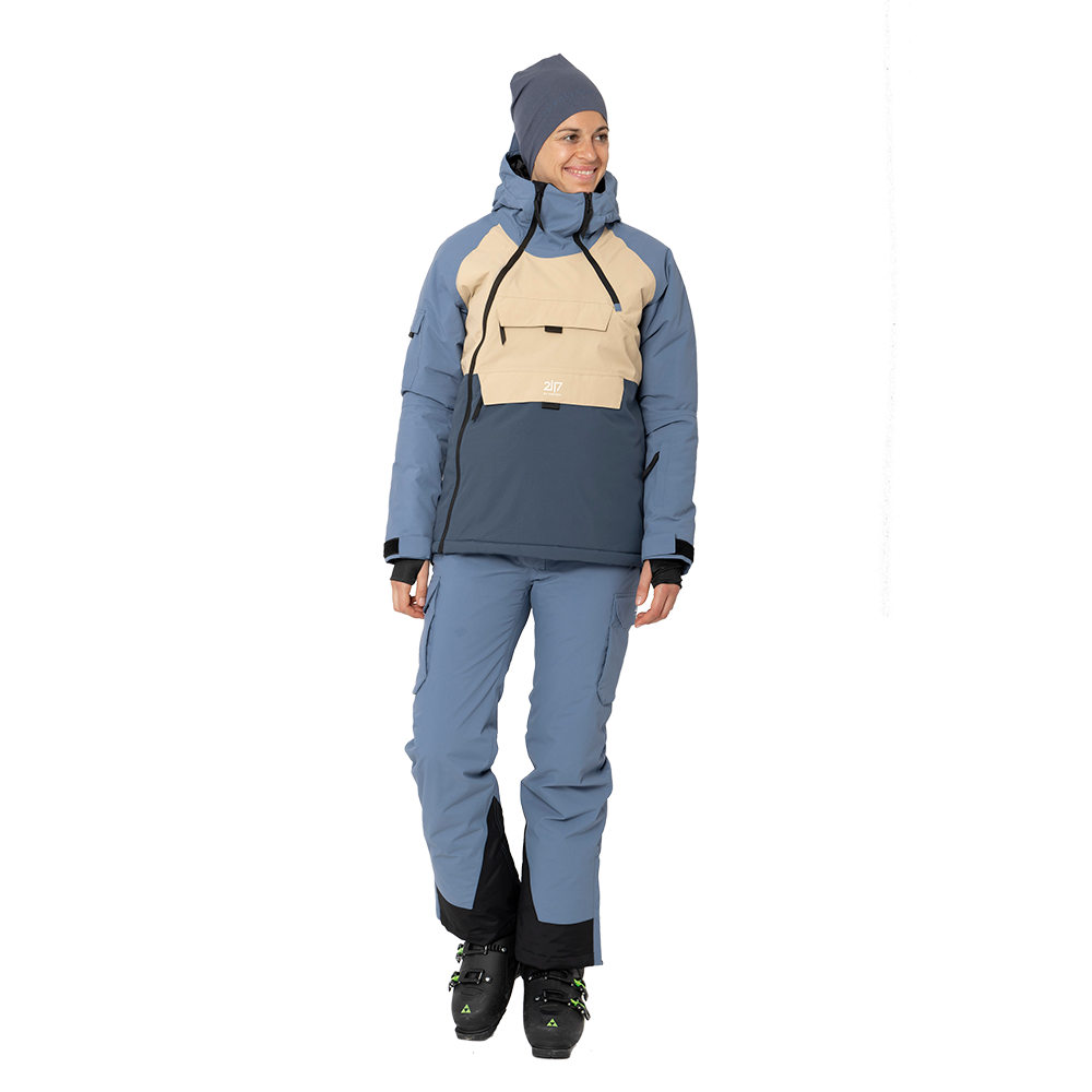 Denne "2117 of Sweden W Nelkerim Padded Ski Anorak" er en ideel dame skijakke til de kolde vinterdage på pisten. Designet kombinerer funktionalitet med stil, hvilket ses i jakkens trefarvede udtryk med beige, blå og grå nuancer. Jakken er udstyret med en rummelig frontlomme og justerbare stropper, samt en komfortabel og varmebevarende hætte, perfekt til skiferie eller andre vinteraktiviteter.