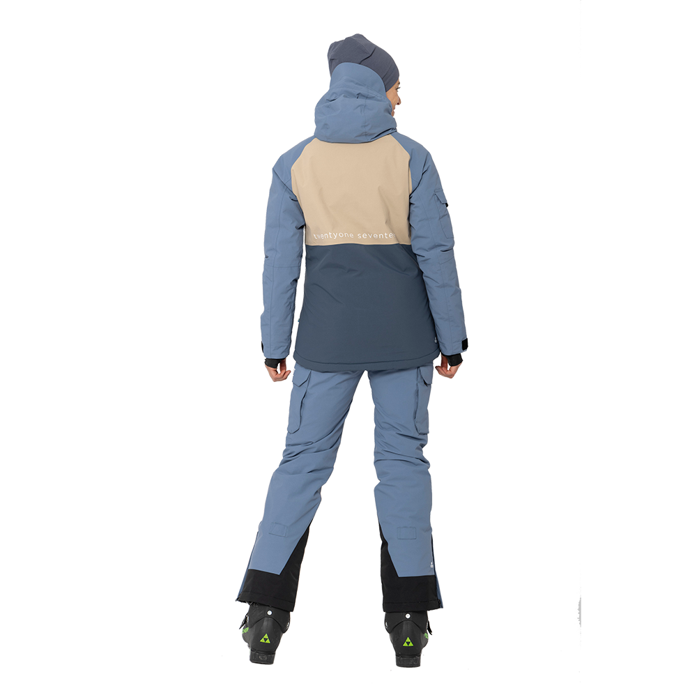 2117 of Sweden præsenterer Nelkerim Padded Ski Anorak: en stilfuld og funktionel dameskijakke, designet specielt til de kolde vinterdage på pisterne. Jakken kombinerer en moderne farvepalet med praktiske elementer, som en rummelig kængurulomme og justerbar hætte, perfekt til skisport. Materialerne er slidstærke og beregnet til aktiv brug. Jakken sikrer maksimal komfort og bevægelsesfrihed, ideel til både skiløb og efterfølgende afslapning i skihytten.