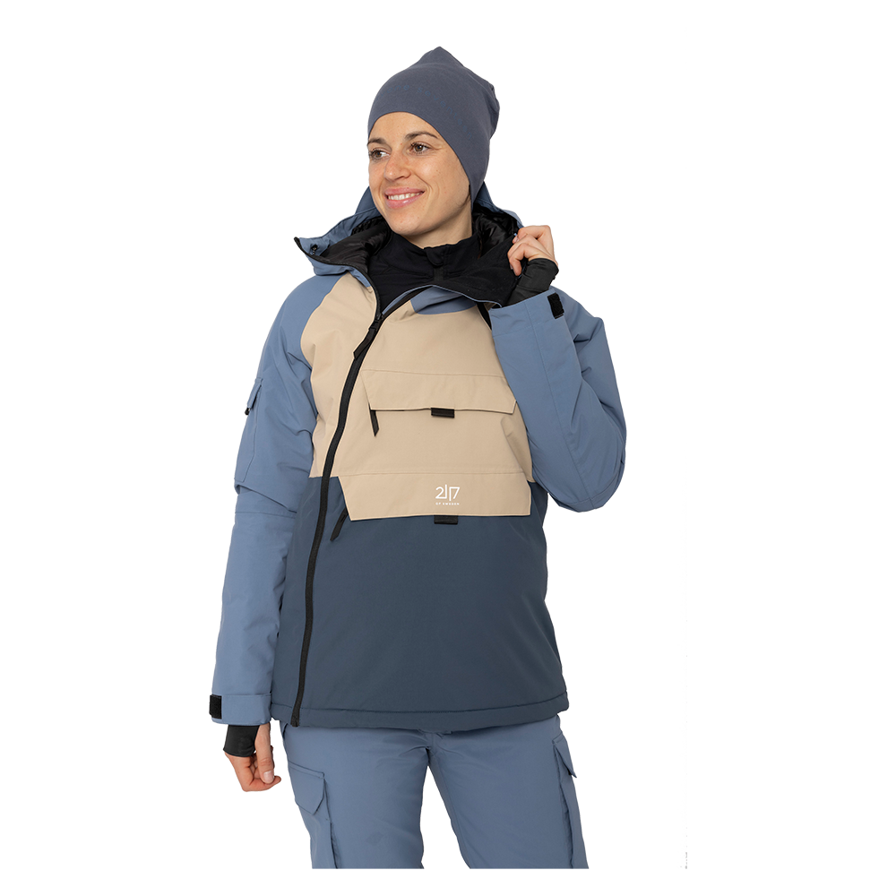 Denne "2117 of Sweden W Nelkerim Padded Ski Anorak" er designet til kvinder, der værdsætter både stil og funktionalitet under skiløb. Denne anorak byder på en moderne farvekombination af beige, lyseblå og mørkegrå, som gør den både fashionable og let at matche med andet udstyr. Jakken har en praktisk stor frontlomme og justerbare stropper, der sikrer en god pasform og optimal komfort. En robust og pålidelig følgesvend på ski-skråningerne.
