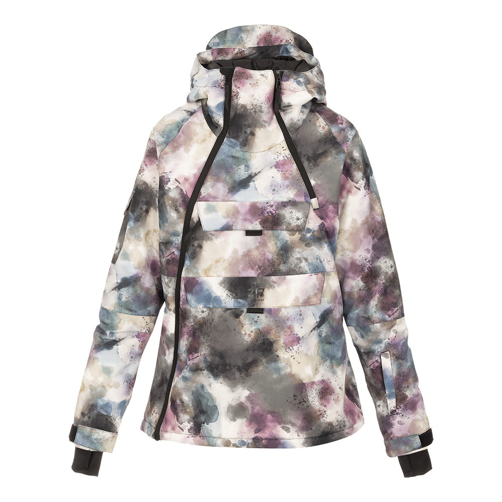 Dette er 2117 of Sweden's "Nelkerim Padded Ski Anorak" dame skijakke, der kombinerer stil og funktionalitet med et iøjnefaldende akvarelmønster i bløde lilla og grå toner. Jakken er designet til ski og andre vinteraktiviteter, og den er udstyret med en praktisk, justerbar hætte samt flere lommer foran til nødvendigheder. Varmen og komforten sikres med dens polstring, ideel til kolde vinterdage.