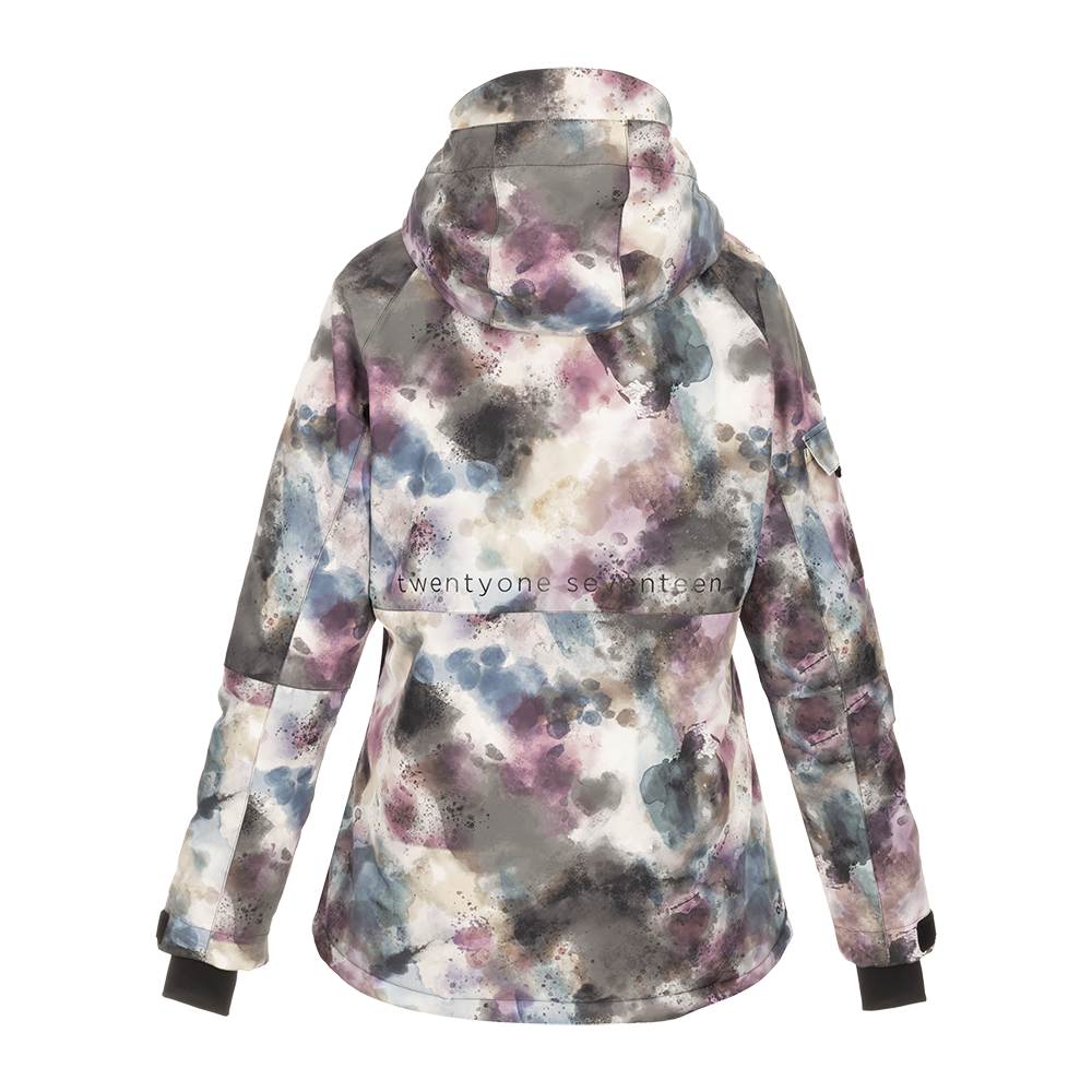 Denne skijakke fra 2117 of Sweden, model "W Nelkerim Padded Ski Anorak", er designet til damer. Jakken har et iøjnefaldende tryk i dæmpede nuancer af lilla, blå og grå, der fremkalder billeder af en vinterhimmel. Den er udstyret med en justerbar hætte og rummelige lommer, der gør den praktisk på skibakkerne. Vind- og vandtæt materiale sikrer optimal beskyttelse mod elementerne, hvilket gør den til et ideelt valg for enhver skientusiast.