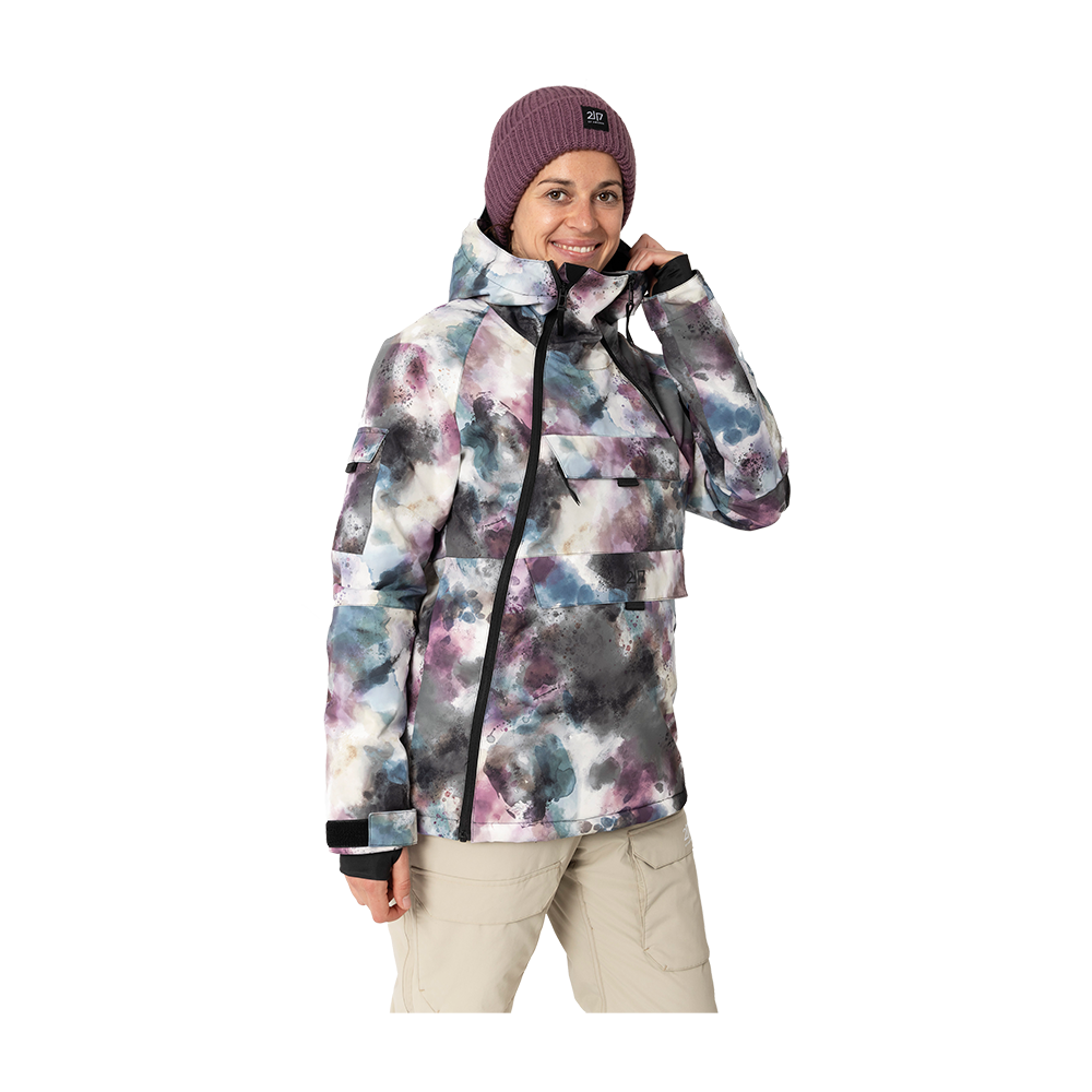 Denne 2117 of Sweden W Nelkerim Padded Ski Anorak er en stilfuld dameskijakke, der er ideel til vintersport. Jakken har et unikt, flerfarvet marmormønster, som kombinerer bløde pastelfarver med dybe toner for et iøjnefaldende udseende. Designet er både funktionelt og moderne med en stor, justerbar hætte og praktiske lynlåslommer, der sikrer, at dine værdigenstande forbliver sikre og tørre. Jakken er ikke alene attraktiv, men også praktisk, perfekt til skiløbere, der ønsker at forene stil og funktionalitet.